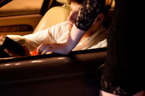 Gecələr cinsi əlaqədə olduğu qızın fotolarını 5 kənddə yaydı - Rayonda şok olay