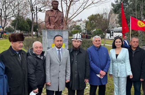 В Анталье установили памятник Чингизу Айтматову