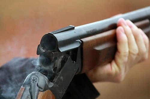 Azərbaycanda kişi arvadını və qonşusunu güllələdi: Ölən var