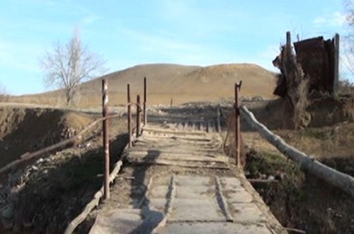 Qaraçay üzərindəki körpü uçmaq üzrədir - VİDEO