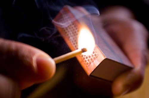 Kommunal problemlərə görə özünü yandırdı