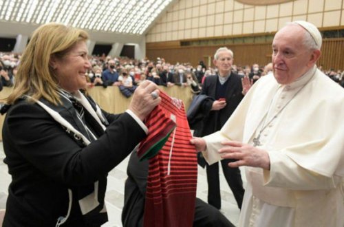 Мать Роналду подарила папе римскому футболку сборной Португалии - ФОТО