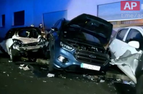 В Германии пьяный водитель грузовика протаранил более 30 машин - ВИДЕО