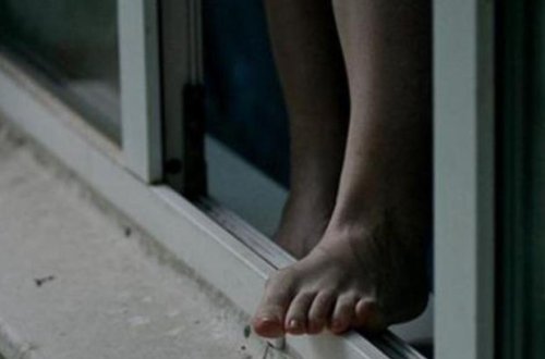 Bakıda qız şagird özünü məktəb binasından atmaq istədi