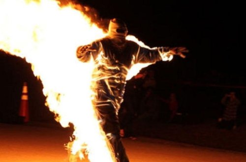 Goranboy İcra Hakimiyyətinin qarşısında intihara cəhd: Polislər xəsarət aldılar