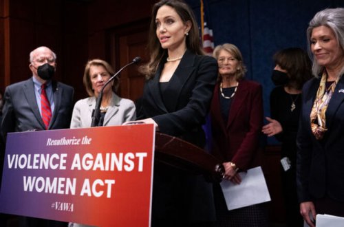 Анджелина Джоли потребовала у сената США принять закон о домашнем насилии