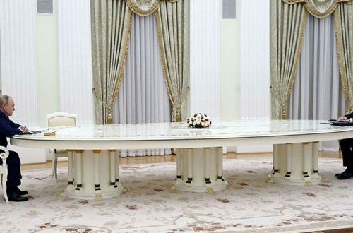 Putinlə Makronun böyük masada oturmasının səbəbi: 