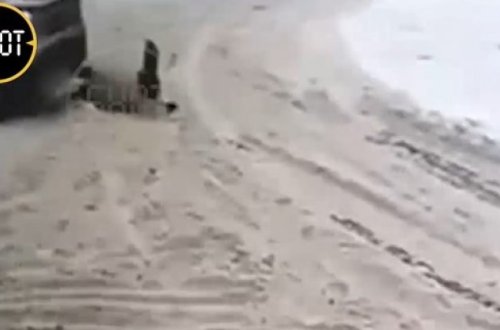 İnanılmaz hadisə: maşın iki dəfə qadının üstündən keçdi - yüngül xəsarət aldı (VİDEO)