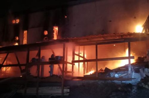 Restoran yanaraq yararsız hala düşdü