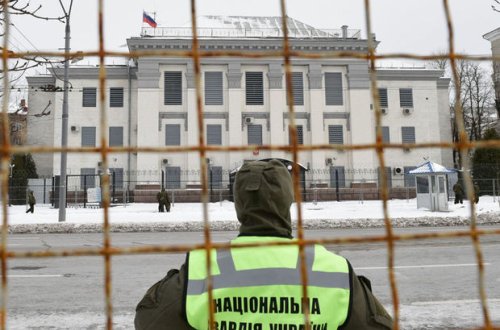 Российские дипломаты начали покидать Украину