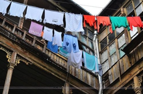 Bakıda eyvandakı zivələrdən geyim əşyaları oğurlanıb