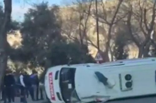 Bakıda təcili yardım avtomobili qəzaya düşərək aşıb, xəsarət alan var