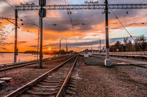 Bakıda çağırışa gedən həkimin ayağı qatarın altında qalıb