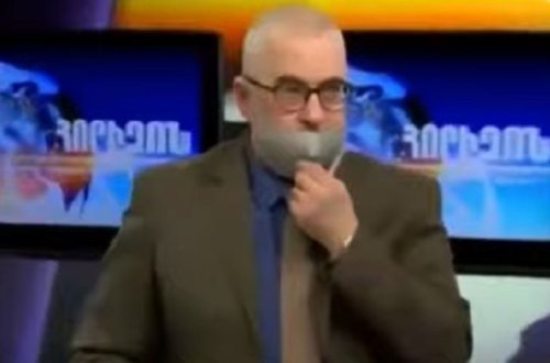 Gürcüstanda zəlzələ: Canlı efirdə qorxulu anlar (VİDEO)