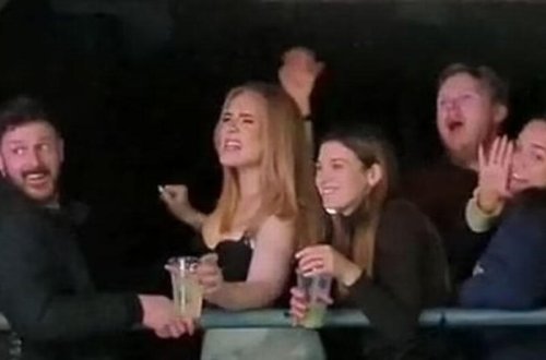 Sərxoş müğənni gey klubda lüt rəqsi ilə gündəm oldu - VİDEO