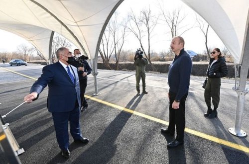 İlham Əliyev və Mehriban Əliyeva Ağcabədidə yenidən qurulan yolun açılışında - YENİLƏNİB + FOTO