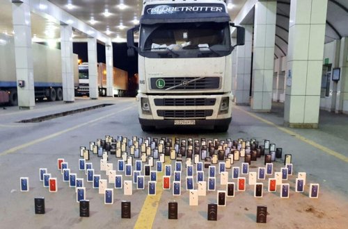 Yarım milyon manatlıq telefon gömrükdə saxlanıldı - FOTO