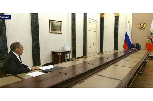 Kremldən nazirlərin Putindən uzaqda əyləşdirilməsinə dair açıqlama