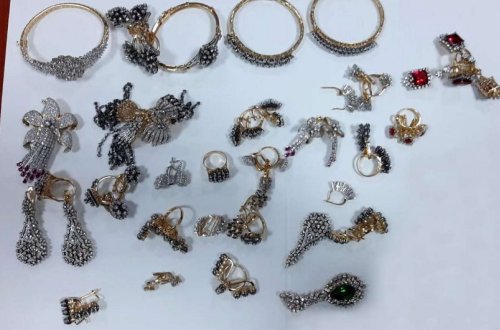 Gömrükçülər xeyli miqdarda zərgərlik məmulatları aşkar edib