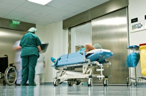 Şirvan sakini özünü bıçaqlayıb