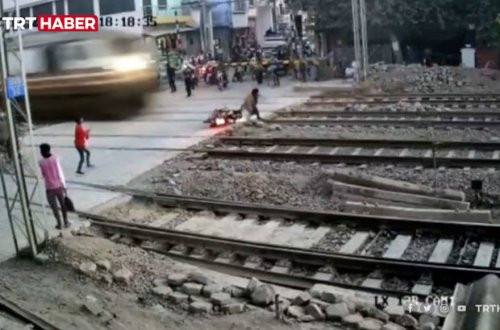 Motosikletçi qatarın altında qalmaqdan son saniyələrdə xilas oldu – ANBAAN VİDEO