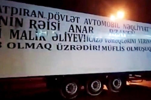 Etiraz etdikləri məmurların adını maşınlara yazdılar - Video