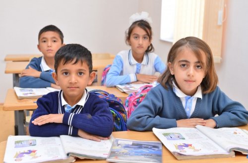 В трех закрытых из-за коронавируса бакинских школах возобновились очные занятия