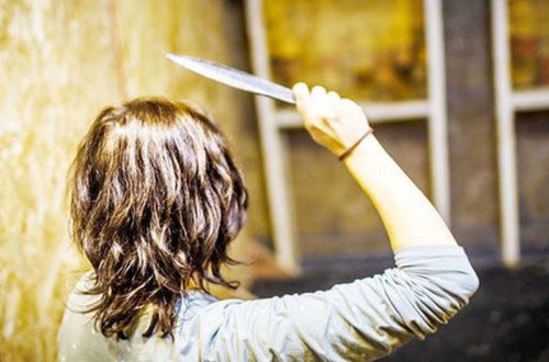 Azərbaycanda ərini qorxutmaq istəyən 28 yaşlı qadından ŞOK HƏRƏKƏT