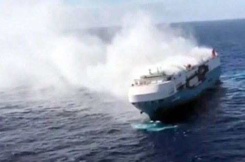 В Атлантике второй день горит грузовое судно с тысячами люксовых автомобилей