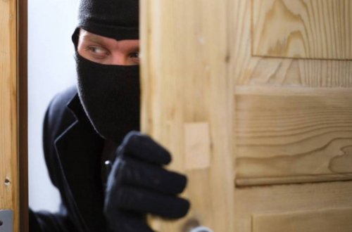 Bakıda maskalı şəxslər şirkətə basqın edib, nəzarətçini bıçaqla hədələyiblər