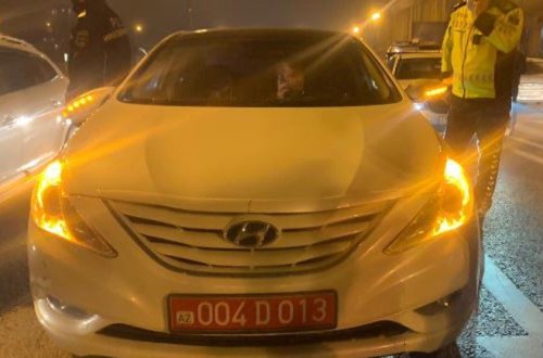 Bakıda Rusiya səfirliyinə məxsus avtomobil piyadanı vurdu - VİDEO