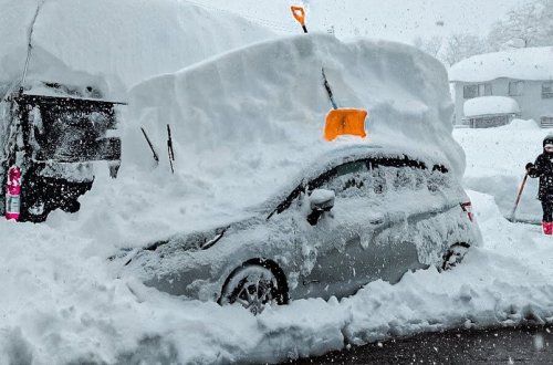 Yaponiyanda güclü qar səbəbindən yüzlərlə qatar səfərləri və aviareys təxirə salınıb
