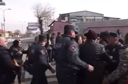 Ermənistanda İrəvana səfər edən azərbaycanlı deputatlara qarşı etiraz aksiyası keçirilir -VİDEO