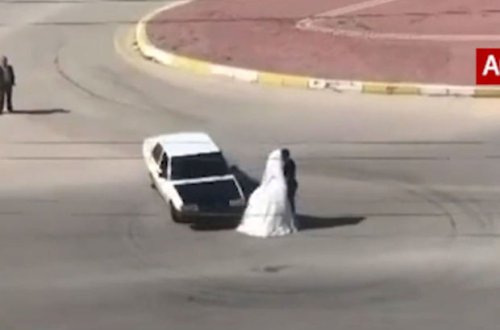 Bəylə gəlinin qarşısında riskli hərəkətlər etdi - VİDEO