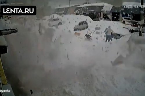 Россиянка спасла детей от сошедшего с крыши снега - ВИДЕО