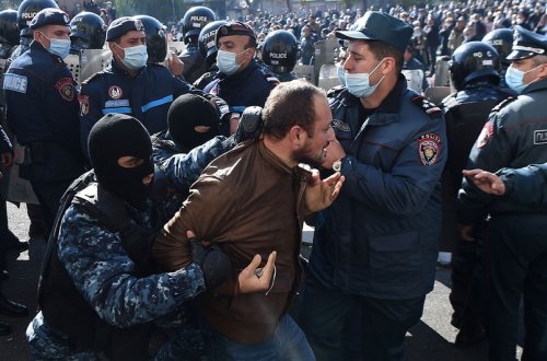 Ermənistanda polislə etirazçılar arasında əlbəyaxa dava düşüb