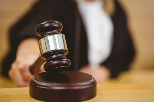 Bakıda ögey bacısının 252 min manat pulunu oğurlayan şəxs məhkəmə zalında həbs edilib