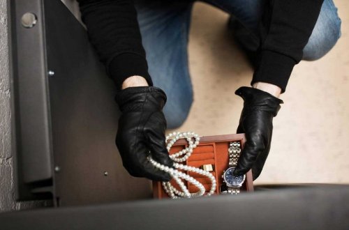 Bakıda qadın evdən 15 min manatlıq qızıl oğurlayıb