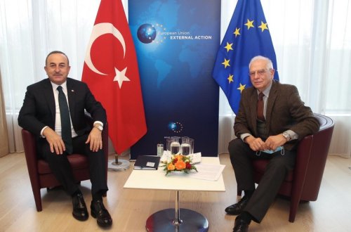 Mövlud Çavuşoğlu Aİ rəsmisi ilə Ukraynadakı vəziyyəti müzakirə edib