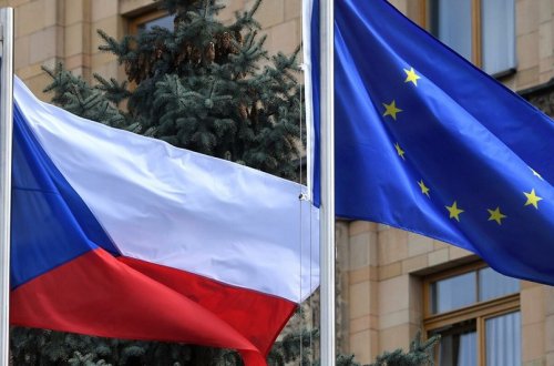 Чехия приостановила выдачу виз россиянам и отозвала послов в РФ и Беларуси