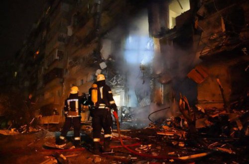 Мэр Киева: В жилой дом попали обломки ракеты - ФОТО