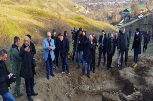 Əcnəbi jurnalistlər Xocavənddə kütləvi məzarlıqda olub - FOTO