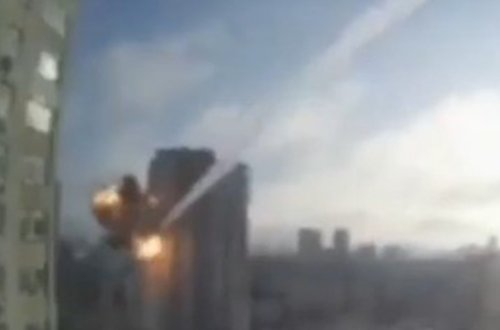 Kiyevdə yaşayış binasının vurulma anı - Video