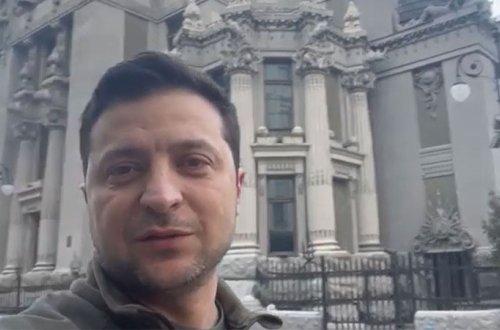 Zelenski: “Mən buradayam və silahı yerə qoymayacağıq” - VİDEO