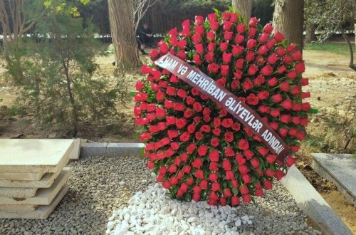 İlham Əliyev və Mehriban Əliyeva Əlibaba Məmmədovun dəfn mərasiminə əklil göndərib-FOTO