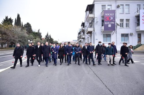 Gənclər təşkilatları “Ana harayı” abidəsinə yürüş etdilər