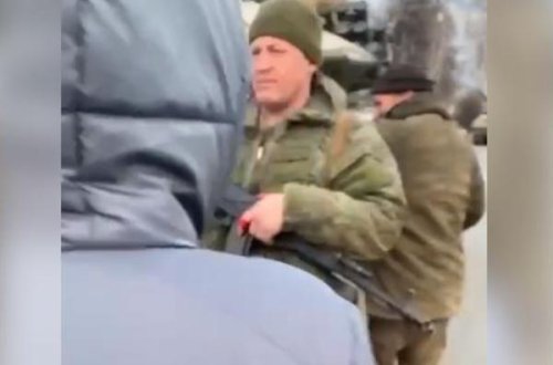 Dinc sakinlər rus tanklarını dayandırmaq üçün qarşısına çıxıblar - VİDEO