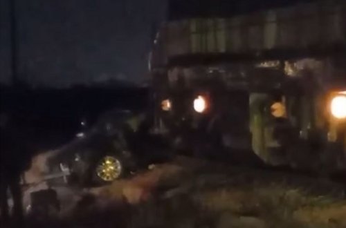 Bakıda teplovozla avtomobil toqquşub: Ölən var - VİDEO