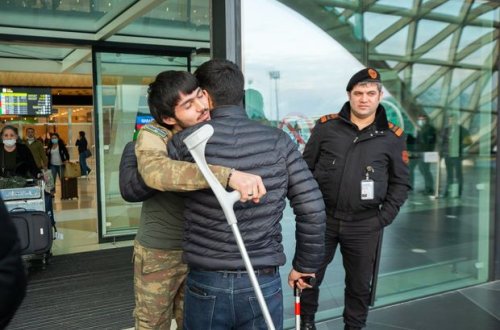 Müalicə üçün Türkiyəyə göndərilən üç qazi geri döndü - FOTO