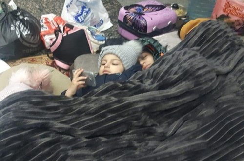 Xarkovda 3 azərbaycanlı ailə metro keçidində qalıb - FOTO